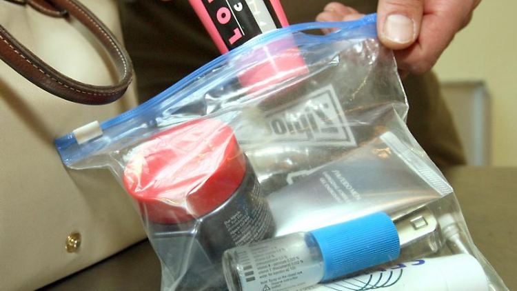 Die strengen Regeln bleiben in Kraft: Reisende dürfen im Handgepäck nur kleine Mengen Flüssigkeit mitnehmen und müssen die Behälter in durchsichtige Plastikbeutel stecken.
