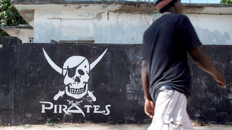 Das Piratensymbol am Eingang einer Kneipe in Mombasa. Von hier aus machen die echten Seeräuber die Küste des Nachbarlandes Somalia unsicher. 