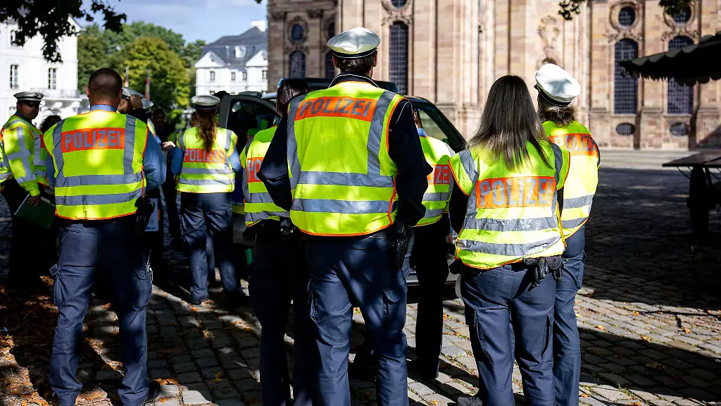 Die-Einsatzkraefte-beschlagnahmten-die-Drohne