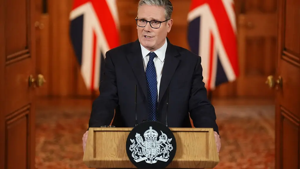 Der-britische-Premier-Keir-Starmer-hat-sich-nach-dem-toedlichen-Angriff-auf-eine-Synagoge-in-Manchester-besorgt-gezeigt-ueber-wachsenden-Antisemitismus-in-seinem-Land