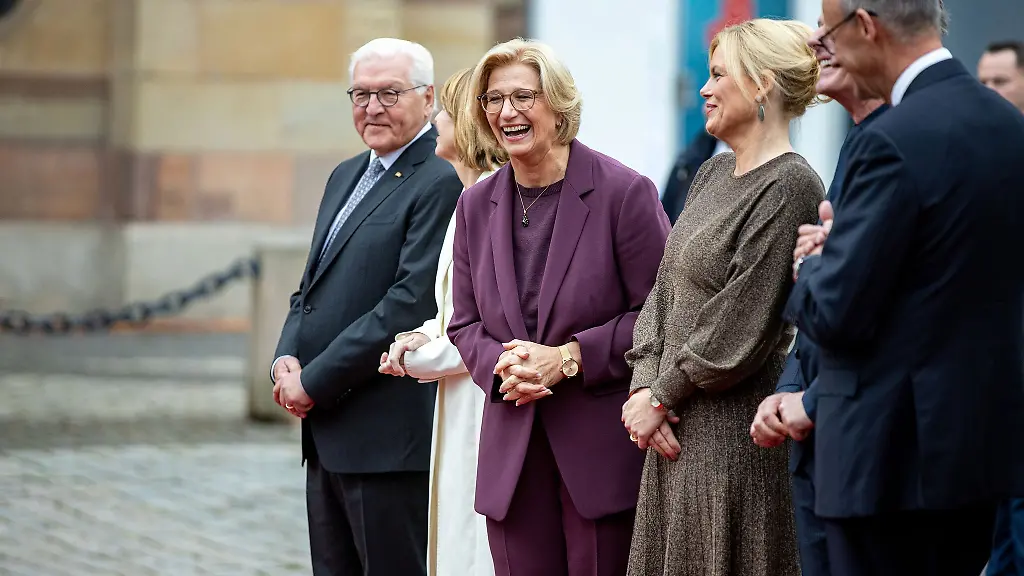 Froehliche-Stimmung-zum-Tag-der-Deutschen-Einheit-in-Saarbruecken-Gastgeberin-und-Ministerpraesidentin-Anke-Rehlinger-SPD-M-mit-Bundespraesident-Frank-Walter-Steinmeier-l-seiner-Frau-Elke-Buedenbender-Bundestagspraesidentin-Julia-Kloeckner-ihrem-Partner-Joerg-Pilawa-und-Bundeskanzler-Friedrich-Merz-CDU