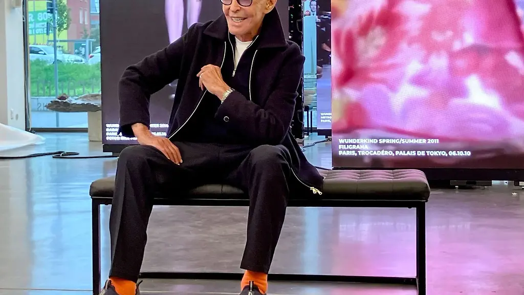 Wolfgang-Joop-schaut-sich-hier-kurz-vor-der-Eroeffnung-in-der-Ausstellung-ueber-sein-Lebenswerk-in-Potsdam-um-am-Abend-feierte-er-die-Eroeffnung