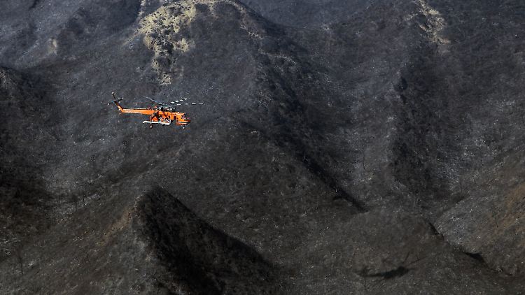 Der Höhenzug westlich von Patras ist abgebrannt.