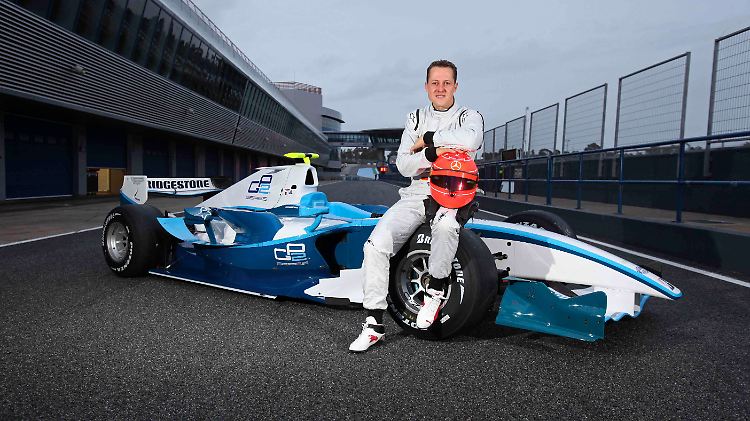 Endgültig zurück: Michael Schumacher sitzt schon wieder hinterm Steuer.