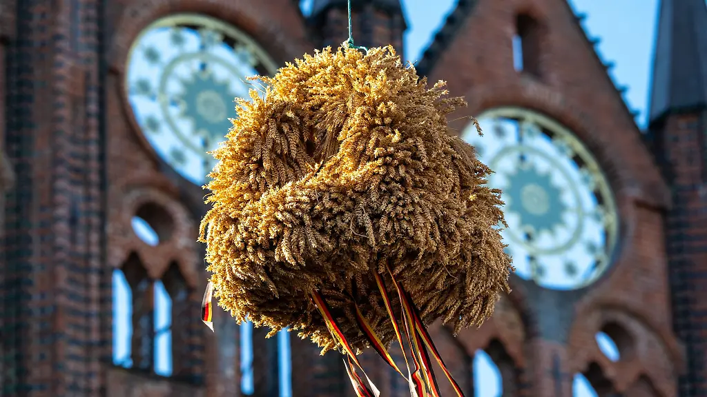 Jedes-Jahr-spannend-Wie-sieht-die-Erntekrone-zum-Landeserntedankfest-aus-Archivbild