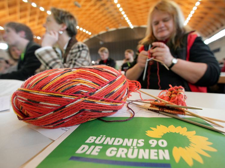 Dafür waren und sind die Grünen-Delegierten verschrieen: Stricken während der Sitzung (Foto: Oktober 2009).