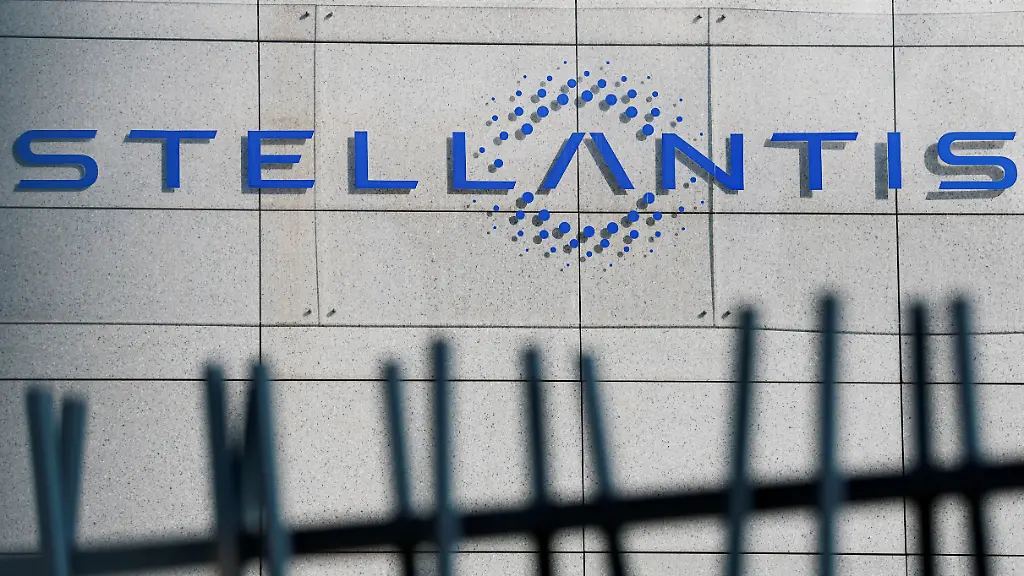 2025-02-26T111017Z-1099484059-RC2A2DAW4LF9-RTRMADP-3-STELLANTIS-RESULTS