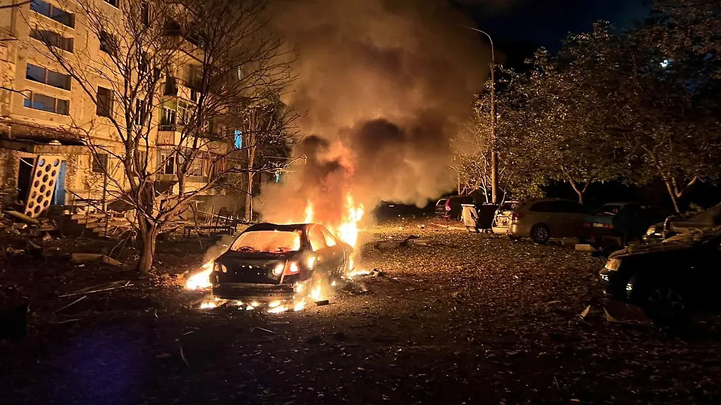 Bei-den-russischen-Luftangriffen-auf-Saporischschja-kam-es-zu-Explosionen-und-Braenden