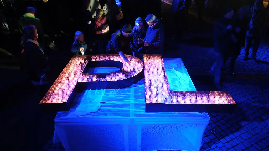 Plauen-gedenkt-mit-einer-Nacht-der-Kerzen-an-1989