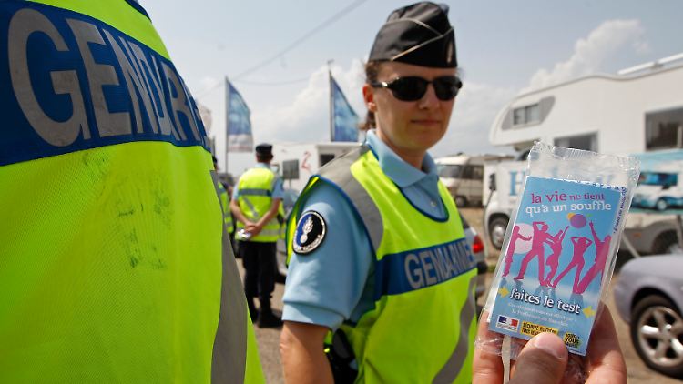 Französische Polizisten mit den Alkoholtestern.