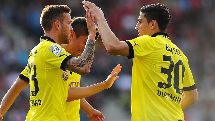 Der Neue hat getroffen: Dortmunds Julian Schieber, links,  jubelt im Erfurter Steigerwaldstadion mit Koray Günter und Kerem Demirbay. 