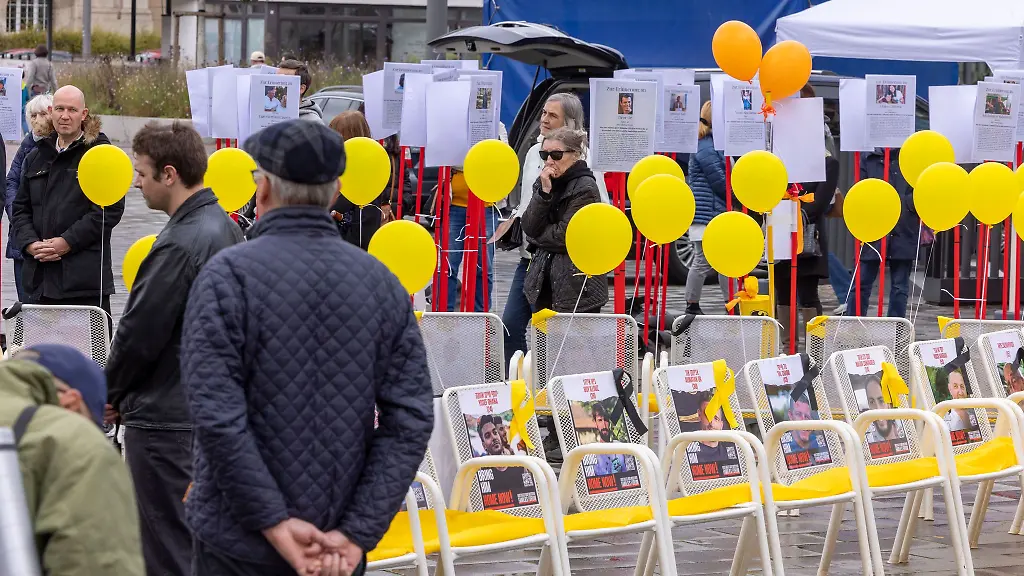 Rund-50-Personen-haben-an-der-Eroeffnung-der-Gedenkveranstaltung-teilgenommen