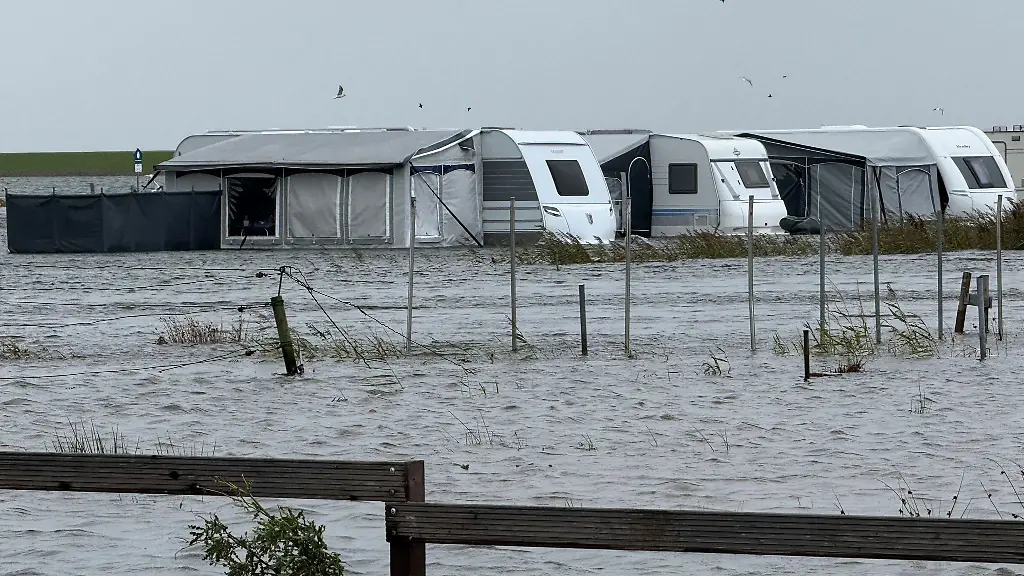 Durch-das-Hochwasser-wurde-ein-Campingplatz-auf-Norderney-ueberflutet