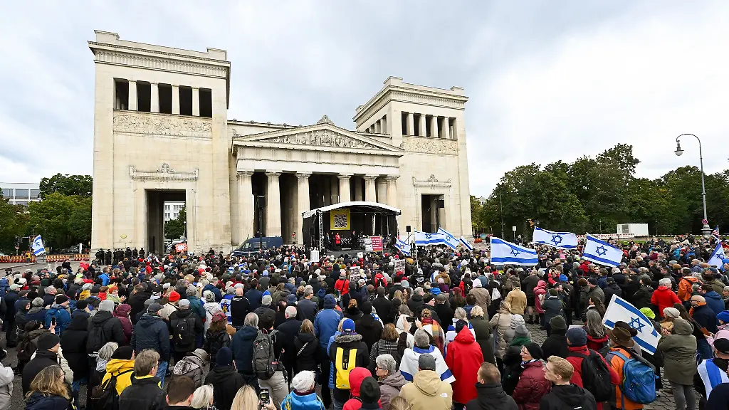 Menschen-stehen-bei-der-Kundgebung-Dach-gegen-Hass-gegen-Antisemitismus-am-Koenigsplatz-in-Muenchen