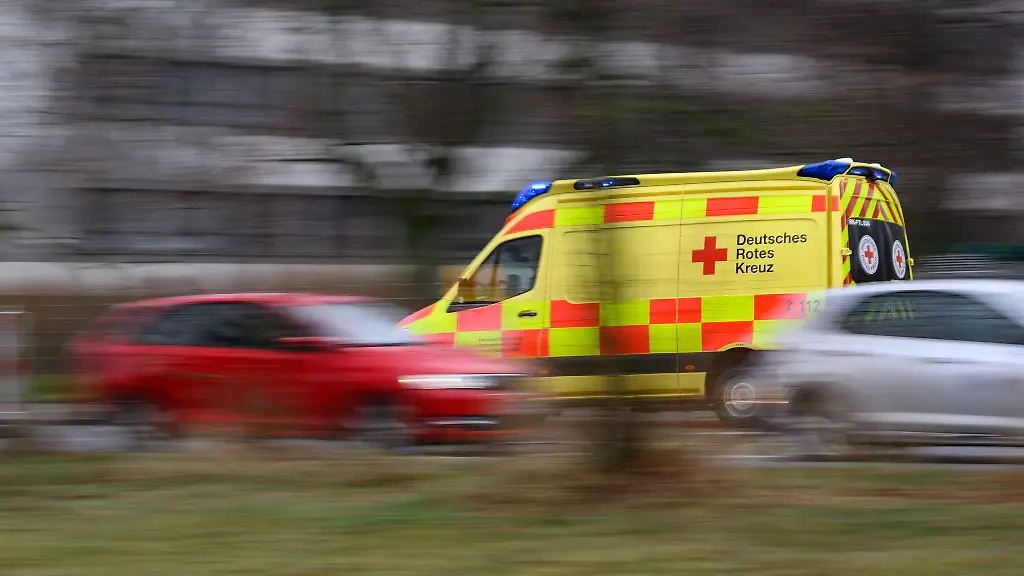 Rettungskraefte-bringen-alle-Verletzten-in-eine-Klinik