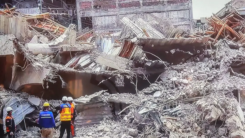 AFP-20251003-AA-03102025-2452089-v1-MidRes-IndonesiaContinuesToBattleToRescueDo