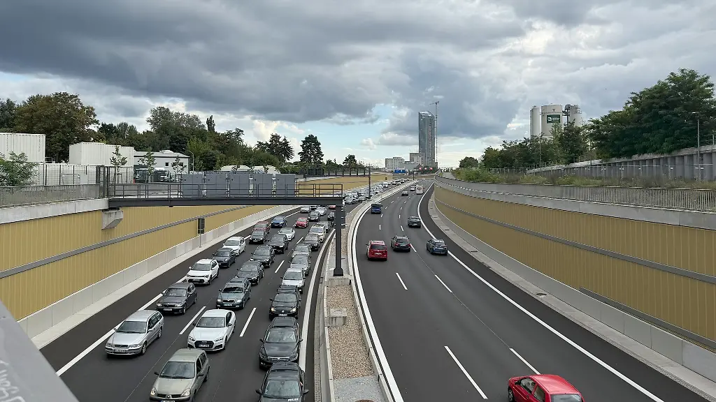 Fuer-eine-Verlaengerung-der-A100-bis-Lichtenberg-plaedierten-sich-57-Prozent-der-Befragten-aus