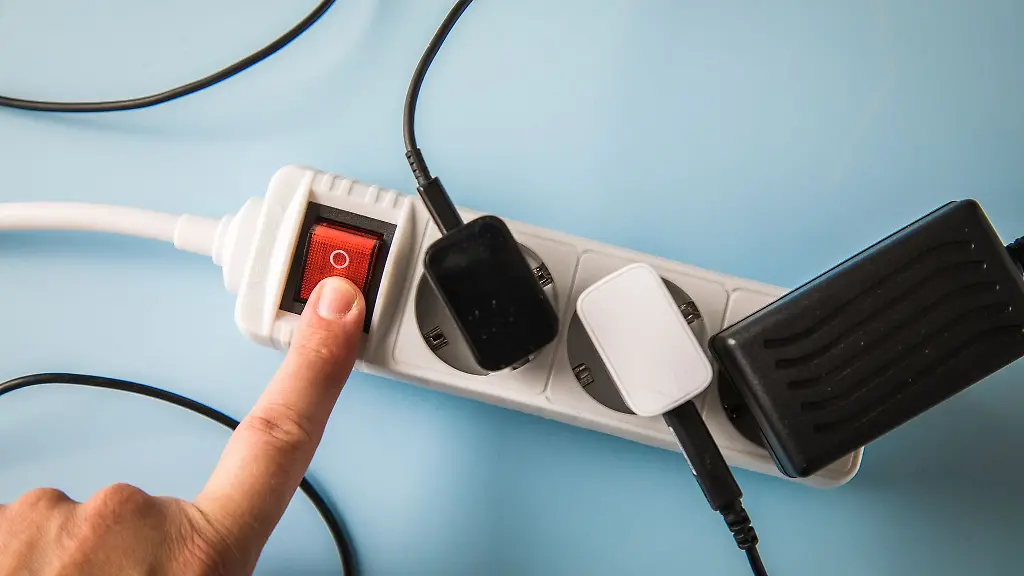 Schalter-aus-Strom-gespart-Mit-abschaltbaren-Steckdosenleisten-lassen-sich-Stromfresser-leicht-ausschalten
