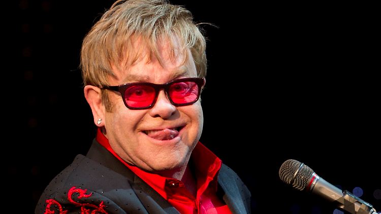 Alles muss nach seiner Pfeife tanzen: Elton John.