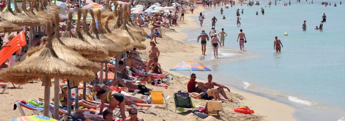 Im Sommer herrscht immer Hochbetrieb an den Stränden auf Mallorca. Derzeit betragen die Wasserwerte aber nur kühle 15 Grad.