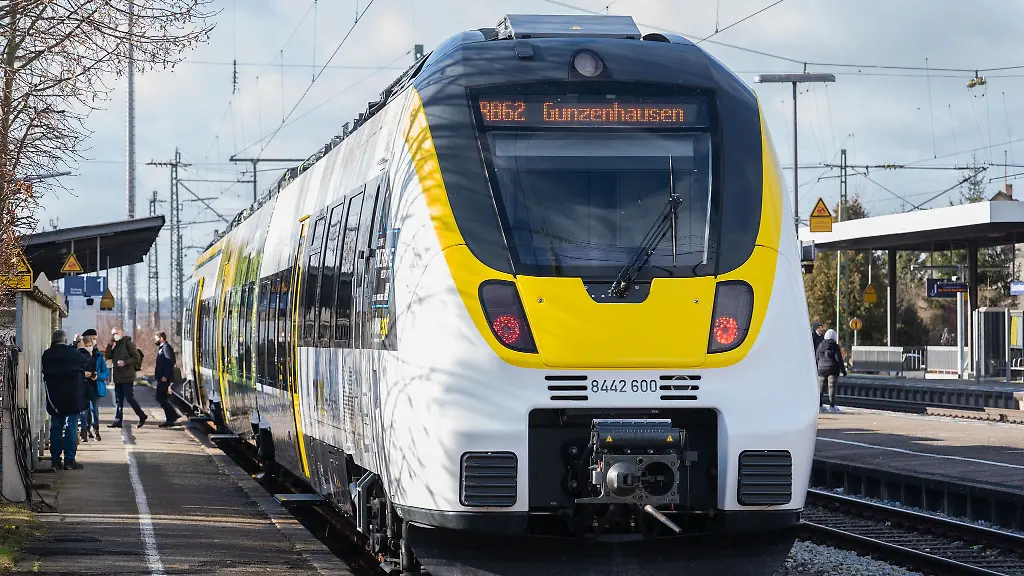 Bahnfahrer-in-Mittel-und-Unterfranken-muessen-sich-bis-Dezember-wegen-Bauarbeiten-auf-Einschraenkungen-einstellen-Unter-anderem-wird-der-Bahnhof-Gunzenhausen-Bild-barrierefrei-ausgebaut