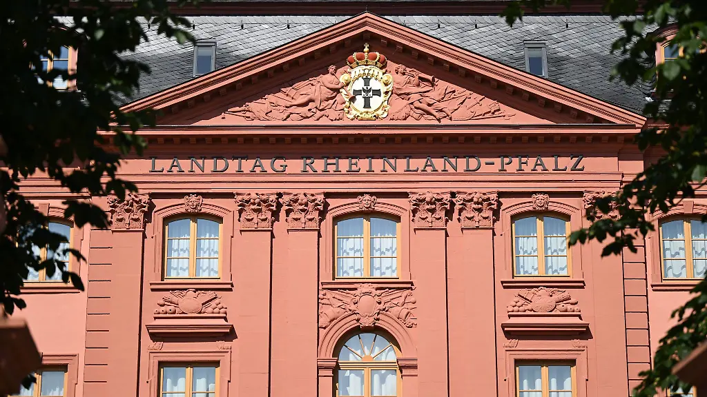 Aus-Solidaritaet-mit-Israel-hisst-der-rheinland-pfaelzische-Landtag-am-7-Oktober-die-israelische-Flagge