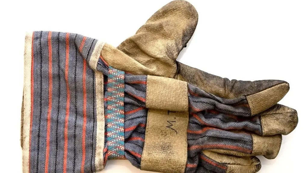 Dieser-am-Tatort-entdeckte-Arbeitshandschuh-brachte-in-einem-Jahrzehnte-alten-Kriminalfall-in-Ostwestfalen-die-Wende-bei-den-Ermittlungen