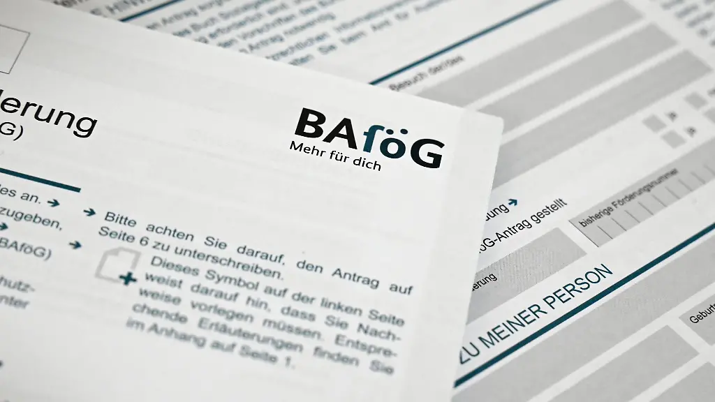 In-Mecklenburg-Vorpommern-werden-die-Bafoeg-Antraege-von-rund-8-000-Studenten-im-Amt-noch-immer-ausgedruckt