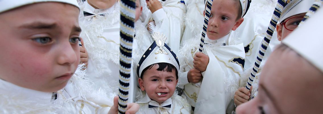 Türkische Jungen am Tag vor ihrer Beschneidung.