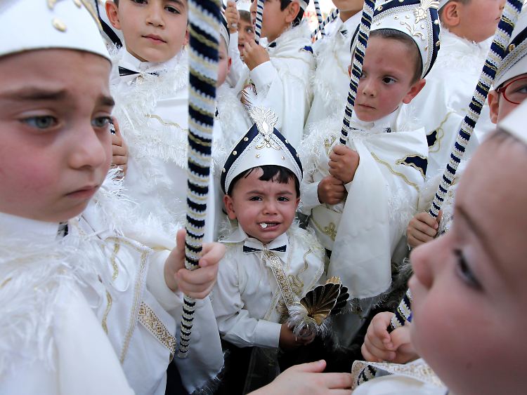 Türkische Jungen am Tag vor ihrer Beschneidung.