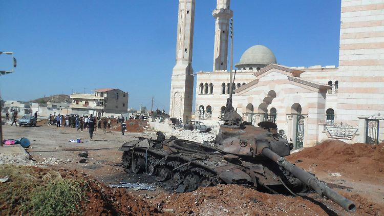 Ein von Rebellen zerstörter Panzer in Aleppo. 