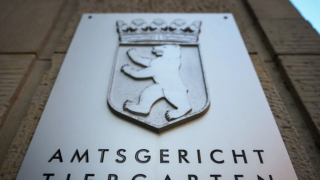 Ein-mutmasslicher-Seriendieb-der-in-47-Faellen-Teile-von-Loeschwasser-Steigleitungen-demontiert-haben-soll-steht-vor-Gericht