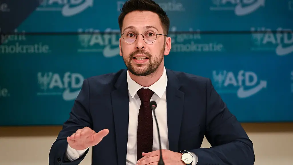 Der-Parlamentarische-Geschaeftsfuehrer-der-AfD-Fraktion-Dennis-Hohloch-kuendigte-an-dass-die-AfD-ueber-ein-eigenes-Meldeportal-Gewaltvorfaellen-an-Schulen-nachgehen-will