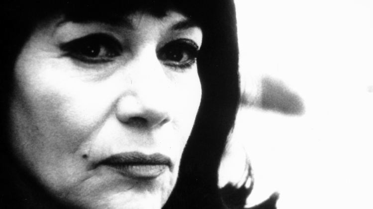 Hannelore Elsner als  gealterte Starautorin Hanna Flanders in "Die Unberührbare".