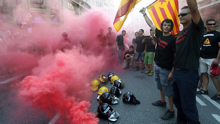 Arbeiter drücken in Barcelona ihren Frust aus.