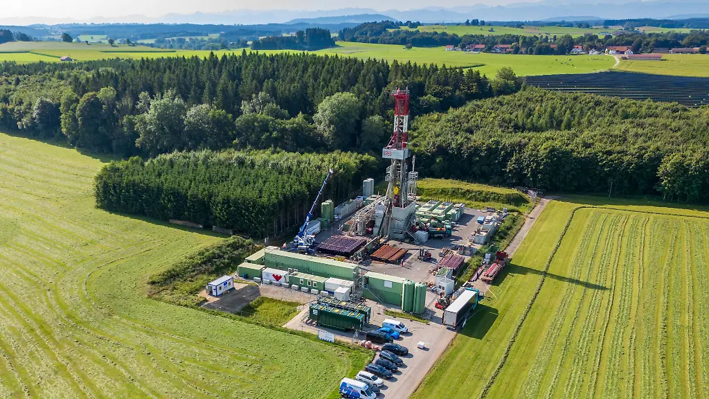 Der-Bohrplatz-in-der-Gemeinde-Reichling-ist-nicht-nur-den-Anwohnern-ein-Dorn-im-Auge-ab-Mitte-Oktober-soll-der-Bohrturm-wieder-abgebaut-werden