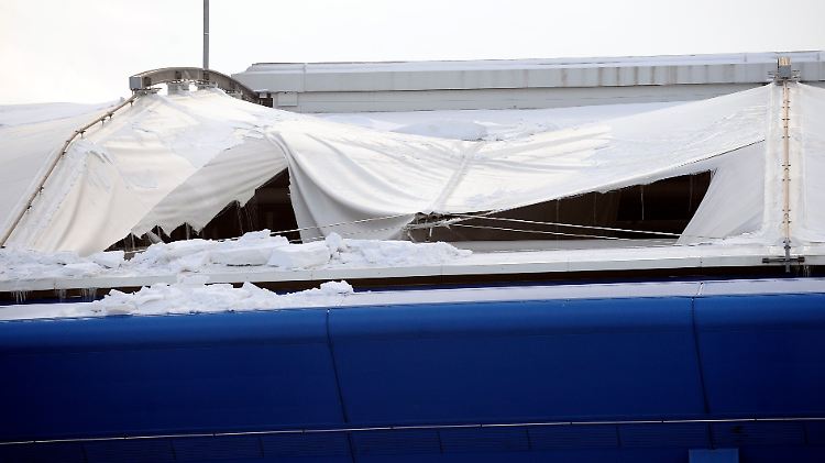 Kaputt, aber ungefährlich: das Dach über der Schalker Haupttribüne.