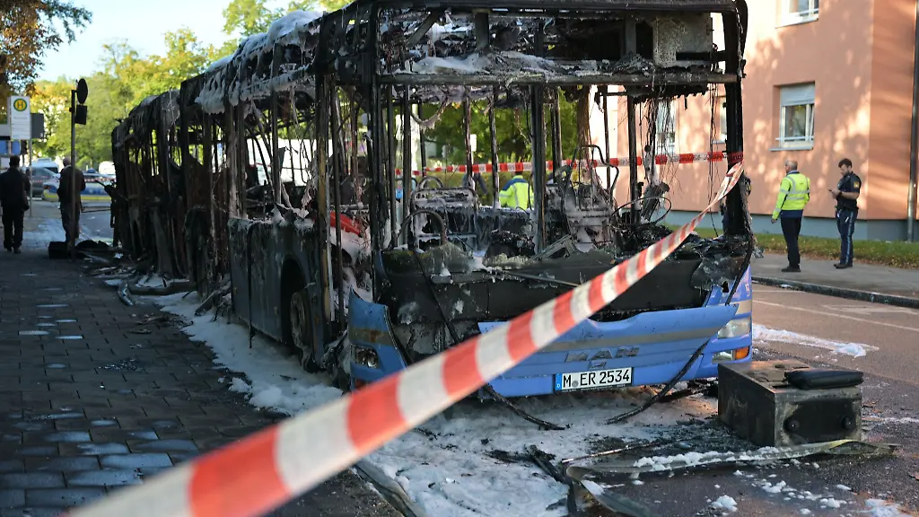 Der-Linienbus-fing-waehrend-der-Fahrt-Feuer