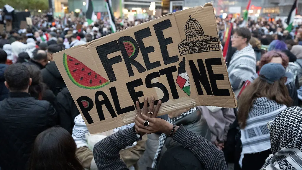Rund-2-000-Menschen-haben-Veranstalterangaben-zufolge-am-Dienstag-an-der-propalaestinensischen-Demonstration-teilgenommen