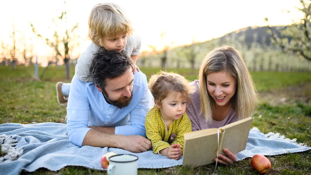 epi-1003095654-ADOBE-FOTO-STOCK-347811313-Family-and-small-chi
