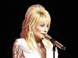 "War einfach erschöpft": Dolly Parton spricht über ihren Gesundheitszustand