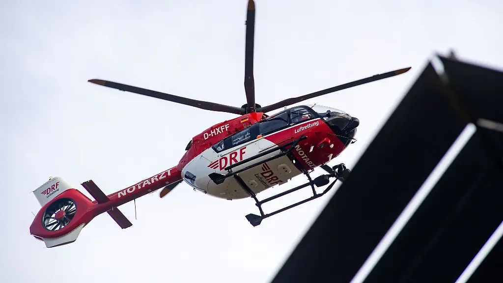 Ein-Rettungshubschrauber-flog-die-schwer-verletzte-Beifahrerin-in-eine-Klinik