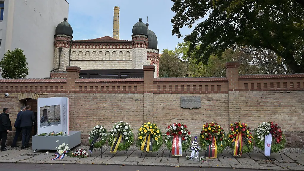 Mit-Glockenlaeuten-Gebeten-und-einem-stillen-Gedenkrundgang-erinnert-Halle-an-die-Opfer-des-Anschlags-von-2019