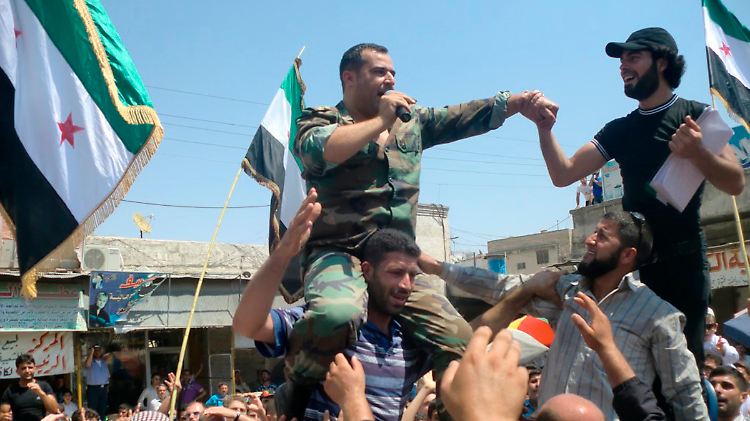 Kämpfer der Freien Syrischen Armee feiern ihren Etappensieg in der Nähe von Idlib im Norden Syriens.