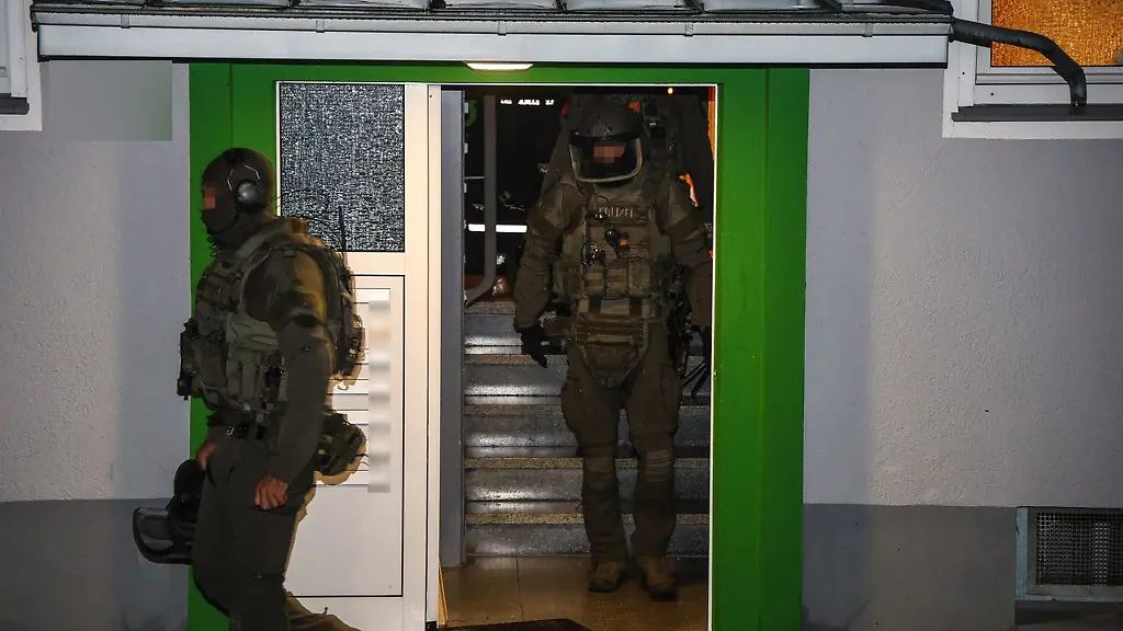 Spezialkraefte-stuermten-die-Wohnung-des-51-Jaehrigen-in-Ennepetal