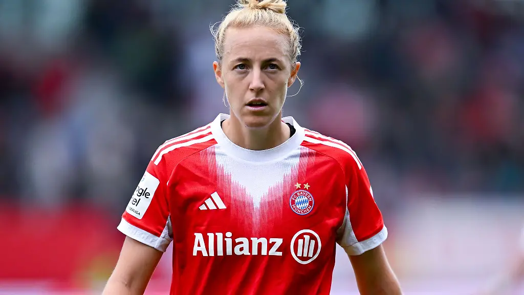 Abwehrspielerin-Carolin-Simon-vom-FC-Bayern-verletzte-sich-in-Barcelona