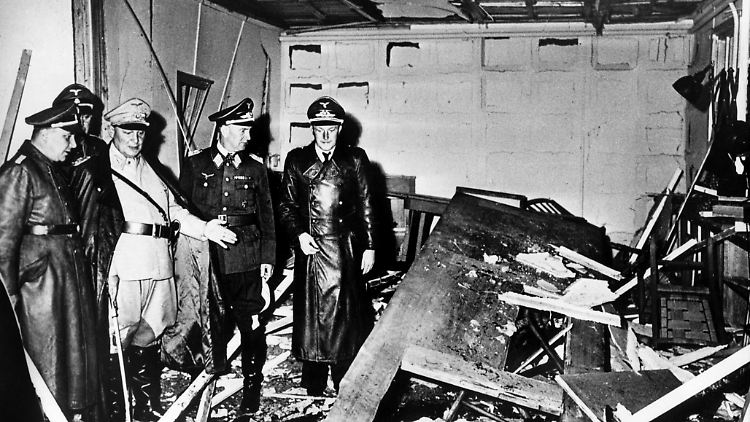 Nach dem Attentat: Hermann Göring und Martin Bormann begutachten die Zerstörung im Führerhauptquartier Rastenburg.