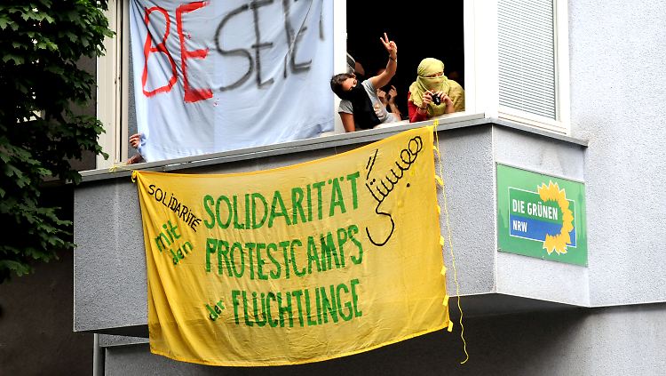 Die Besetzer weisen auf Probleme in Flüchtlingslagern in Calais hin.