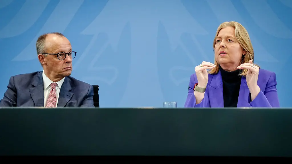 Kanzler-Friedrich-Merz-CDU-und-Arbeitsministerin-Baerbel-Bas-SPD-haben-lange-um-das-Buergergeld-gerungen