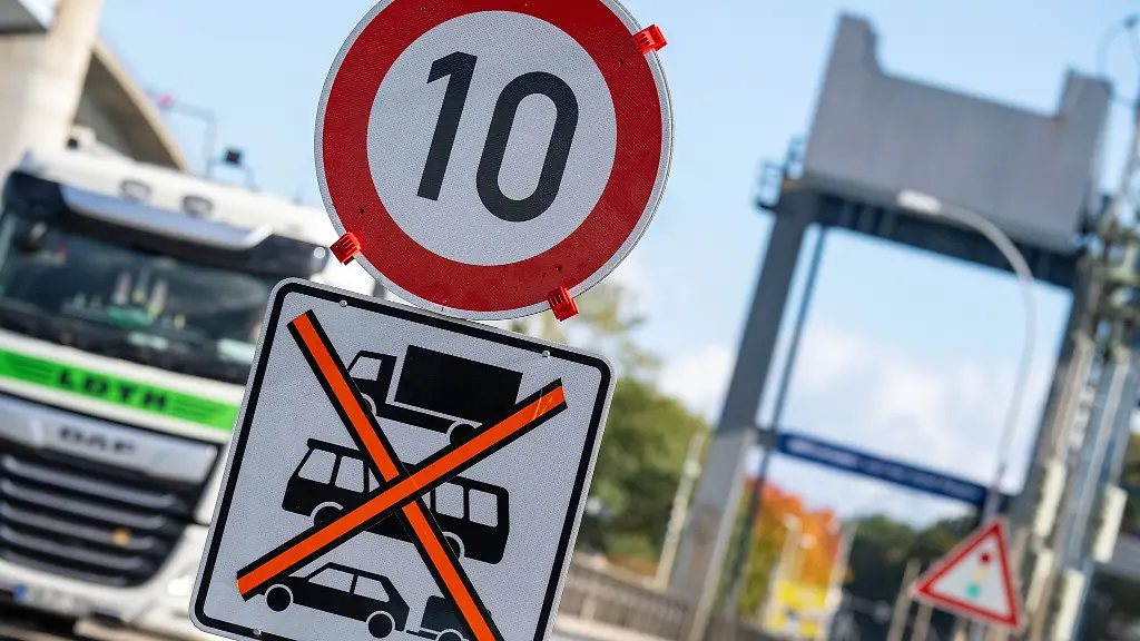 Am-Samstag-wird-die-Ruegenbruecke-fuer-den-Ruegenbruecken-Marathon-gesperrt-Wegen-technischer-Probleme-gilt-auf-der-Ausweichstrecke-ein-Tempolimit-was-zu-Staus-fuehren-koennte